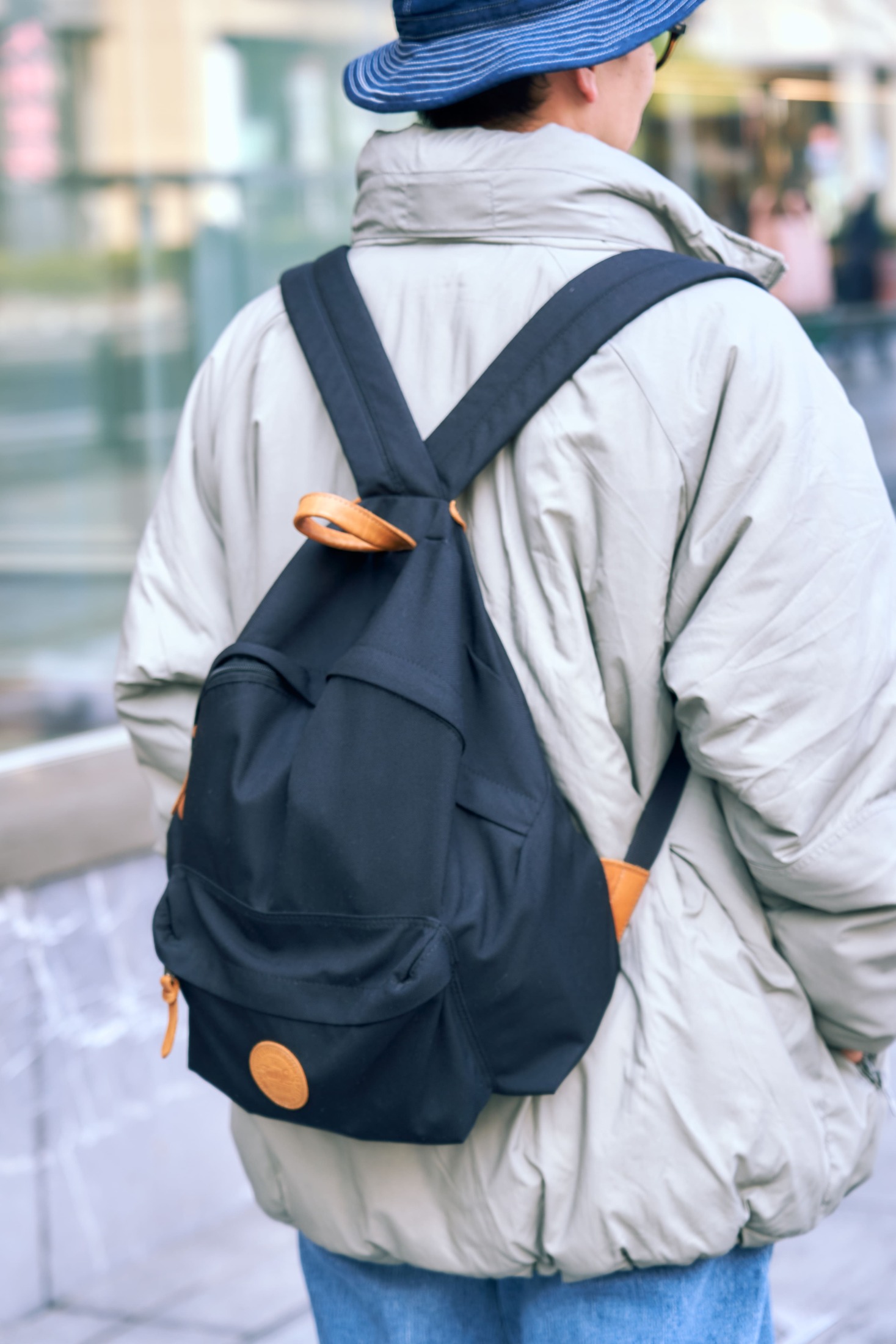冬のバケットハットは“デニム”が調子いい。街行く3名の被り方を 冬のバケットハットは“デニム”が調子いい。街行く3名の被り方を