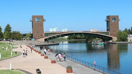 alt富山駅から徒歩9分の富岩運河環水公園。水辺の景色が美しい。