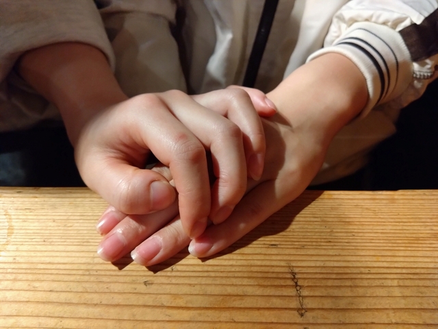 父親の逮捕後、残された家族の苦悩:性虐待被害を乗り越えても続く試練 性虐待被害を乗り越えようとする姉妹