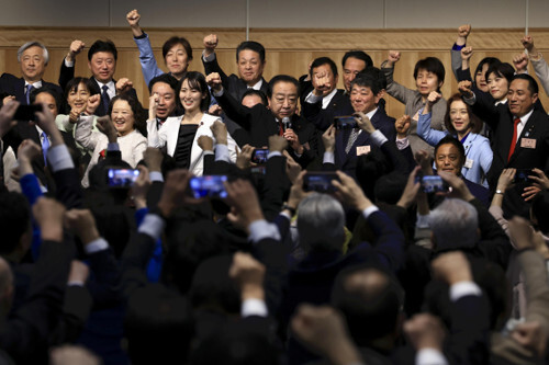 立憲民主党の幹部らが党大会で気勢を上げる様子