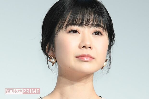 福原愛さんの女優デビューの様子。真っ赤なルージュとスーツ姿が印象的です。