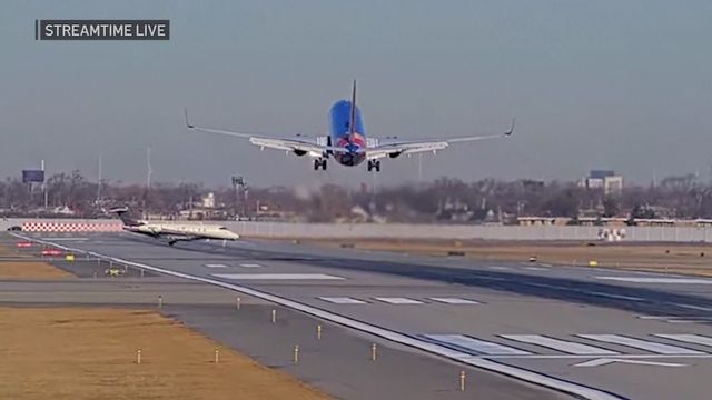サウスウエスト航空機が着陸直前に急上昇する様子