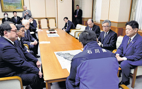 サンダーバードの発着を要望する茶谷市長（右）ら（２６日、石川県庁で）