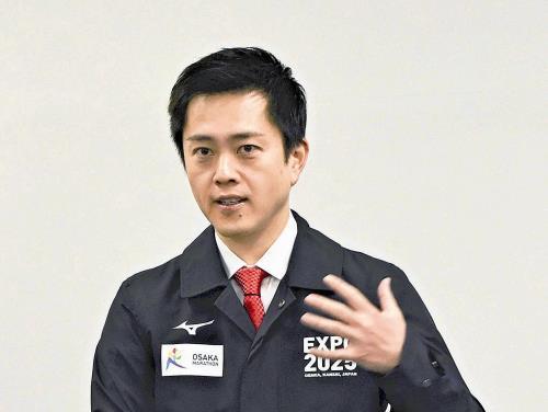 吉村代表が記者会見で発言する様子