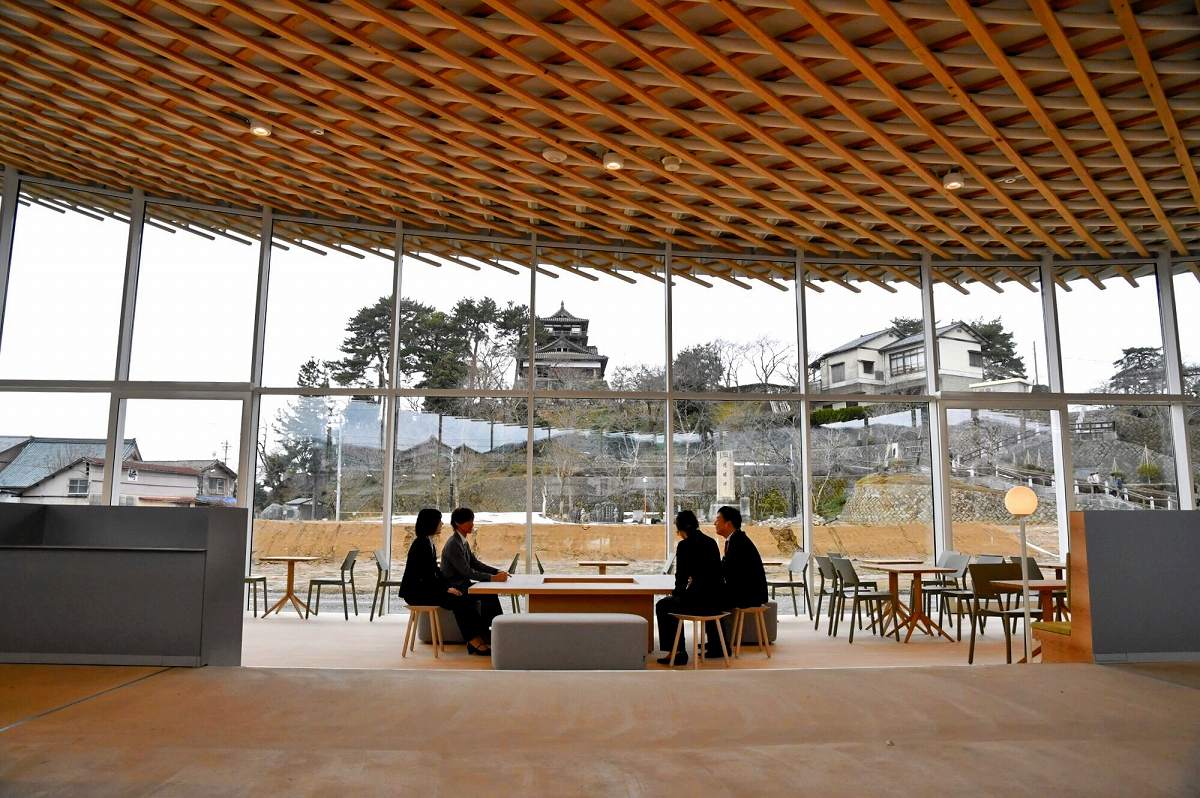 全面ガラス張りで丸岡城天守を望む…「観光情報センター」完成