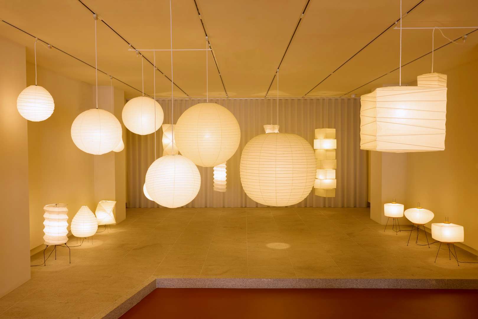 イサム・ノグチの生んだ「AKARI」シリーズを展示。「OZEKI Tokyo