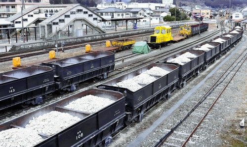 盛駅構内に停車中の貨物列車