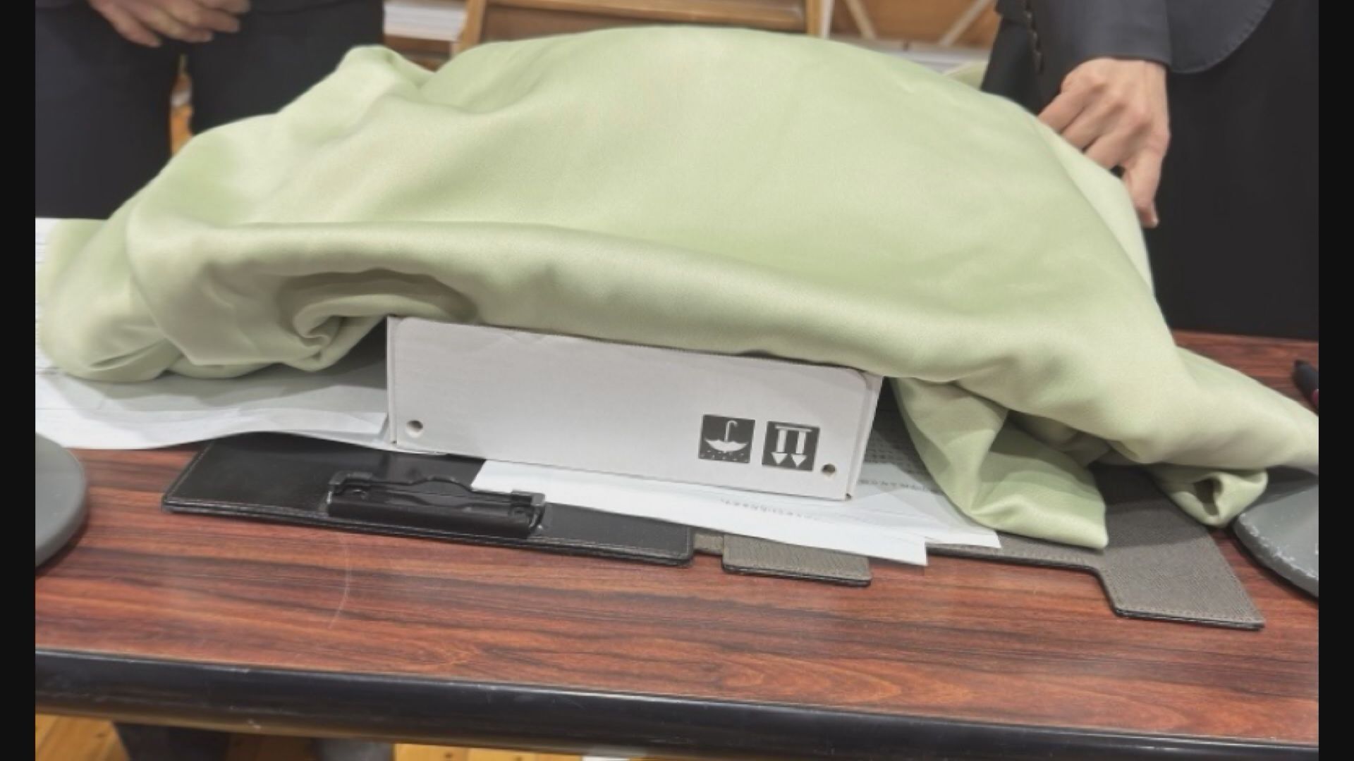 小学生着替え盗撮 速報】穴を開けた箱にスマホ隠す…小学校の児童が着替える教室で男性教師が動画撮影「休み時間の児童を確認するため」（東海テレビ） - Yahoo!ニュース