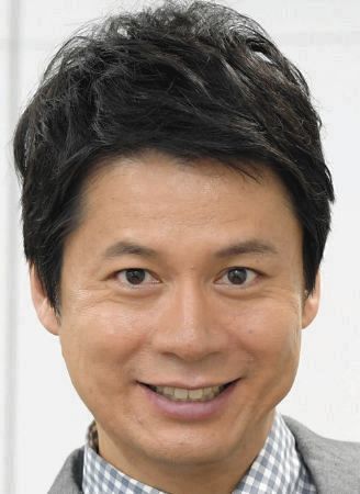 alt="石井亮次アナウンサーが天気予報を解説している様子"