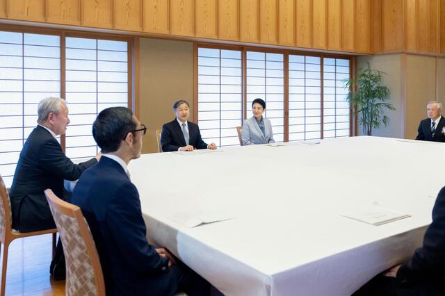 両陛下、帰国した海外協力隊員らの献身的な活動に感銘 alt 両陛下が海外協力隊員らと懇談されている様子。真剣な表情で隊員たちの話に耳を傾けている。(宮内庁提供)
