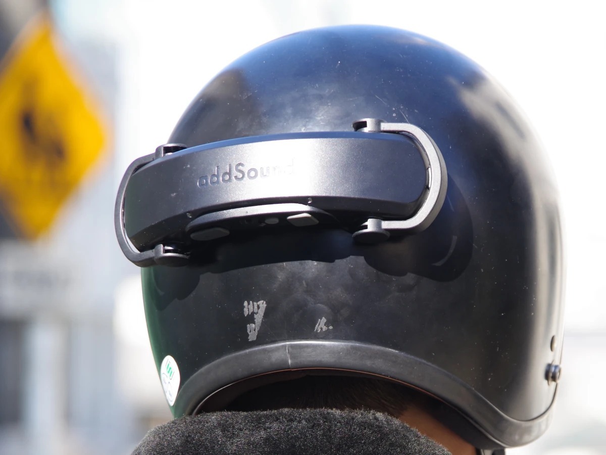 ヘルメットが音響に?バイク乗り向け骨伝導スピーカー「アド