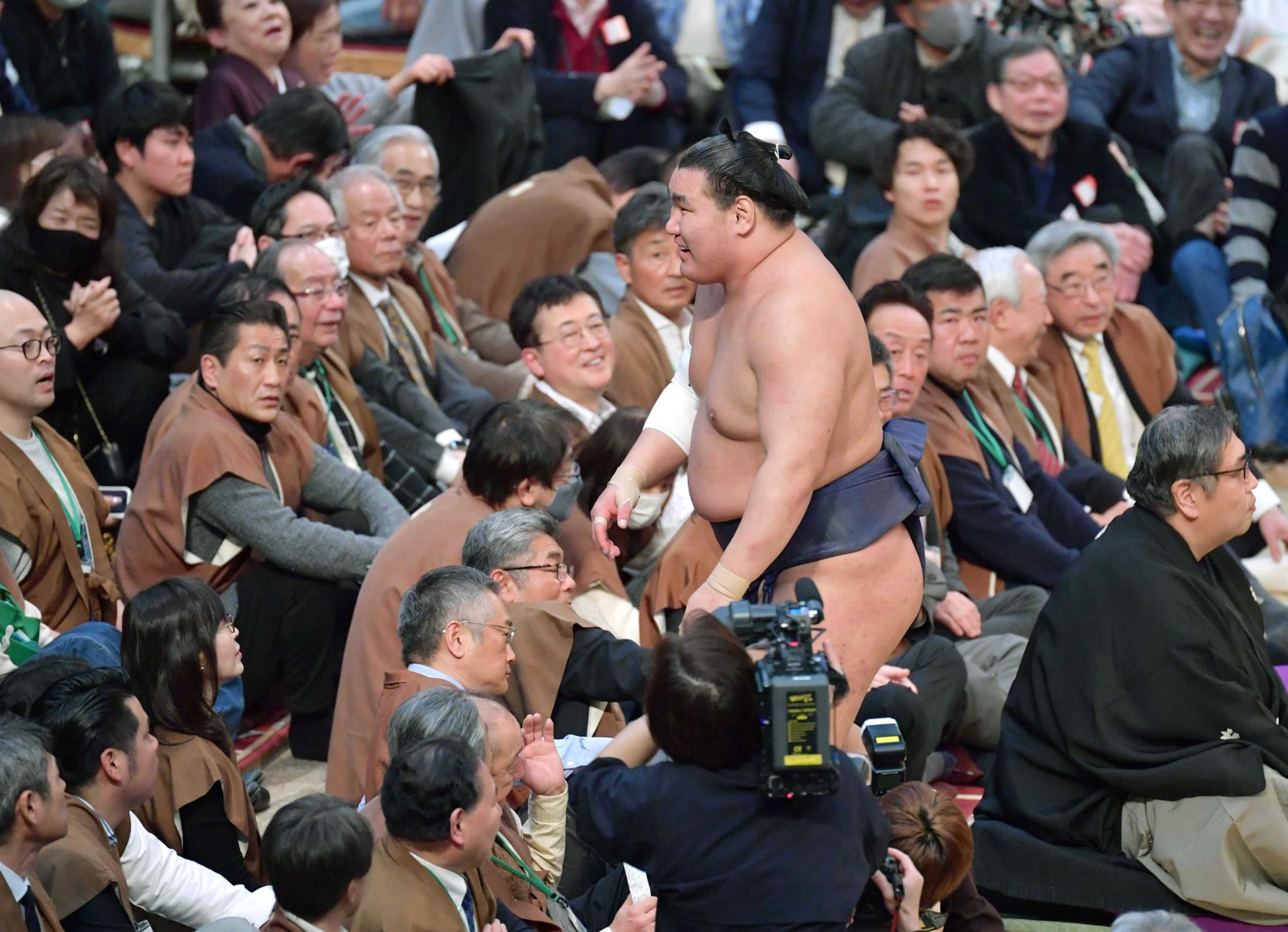 豊昇龍がまさかの完敗　「荒れる春場所」波乱のスタート　見せ場皆無で静まる場内　新横綱の重圧背負うも「集中」で奮起誓う（デイリースポーツ） - Yahoo!ニュース