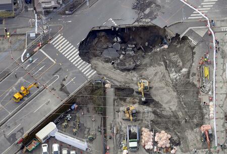 埼玉県八潮市で陥没した道路（写真：共同通信社）