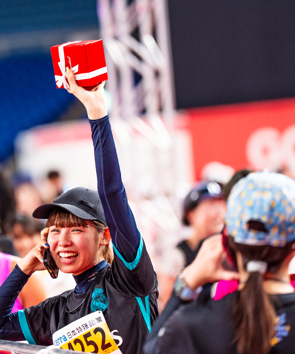 完走者に「バカラ」のタンブラー贈呈 女性ランナー1万5000人が