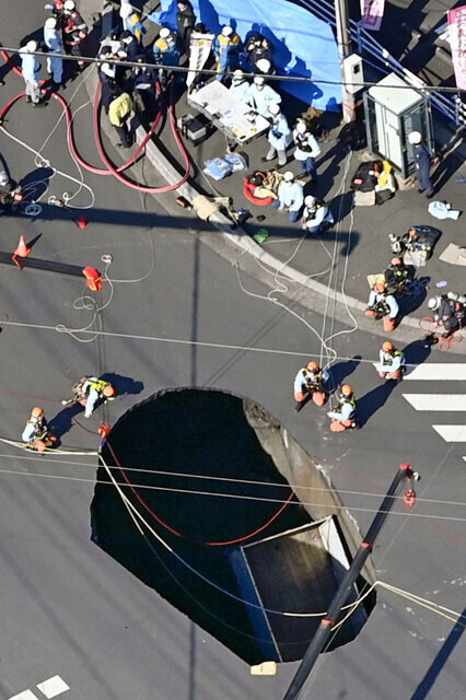 埼玉県八潮市の陥没事故現場。直径約10mの穴が開き、トラックが転落した様子。