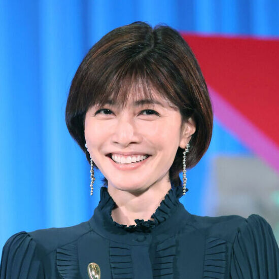 内田有紀さん演じる長倉万理子の個性的なファッション