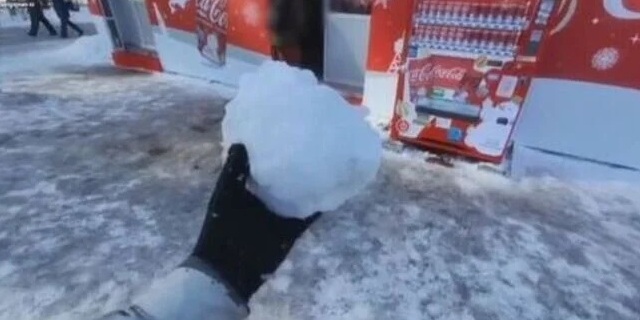 雪玉を投げる外国人配信者