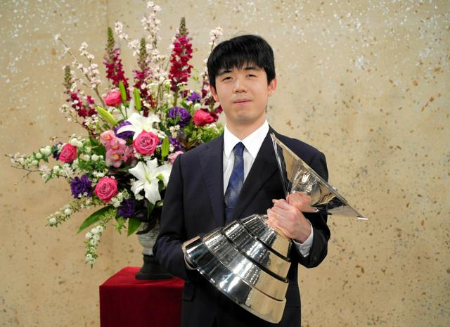 藤井聡太名人・竜王、早指し戦のNHK杯制す　「優勝は幸運でした」