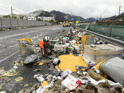 alt=散乱した塗料缶と事故車両