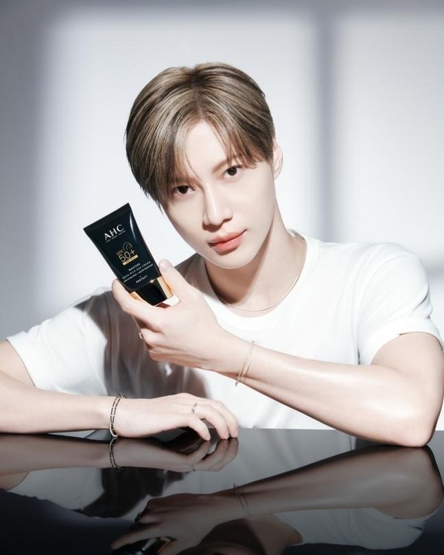 新発売の SHINee テミン、スキンケアブランド「AHC」のアンバサダーに抜擢 アイドルグッズ