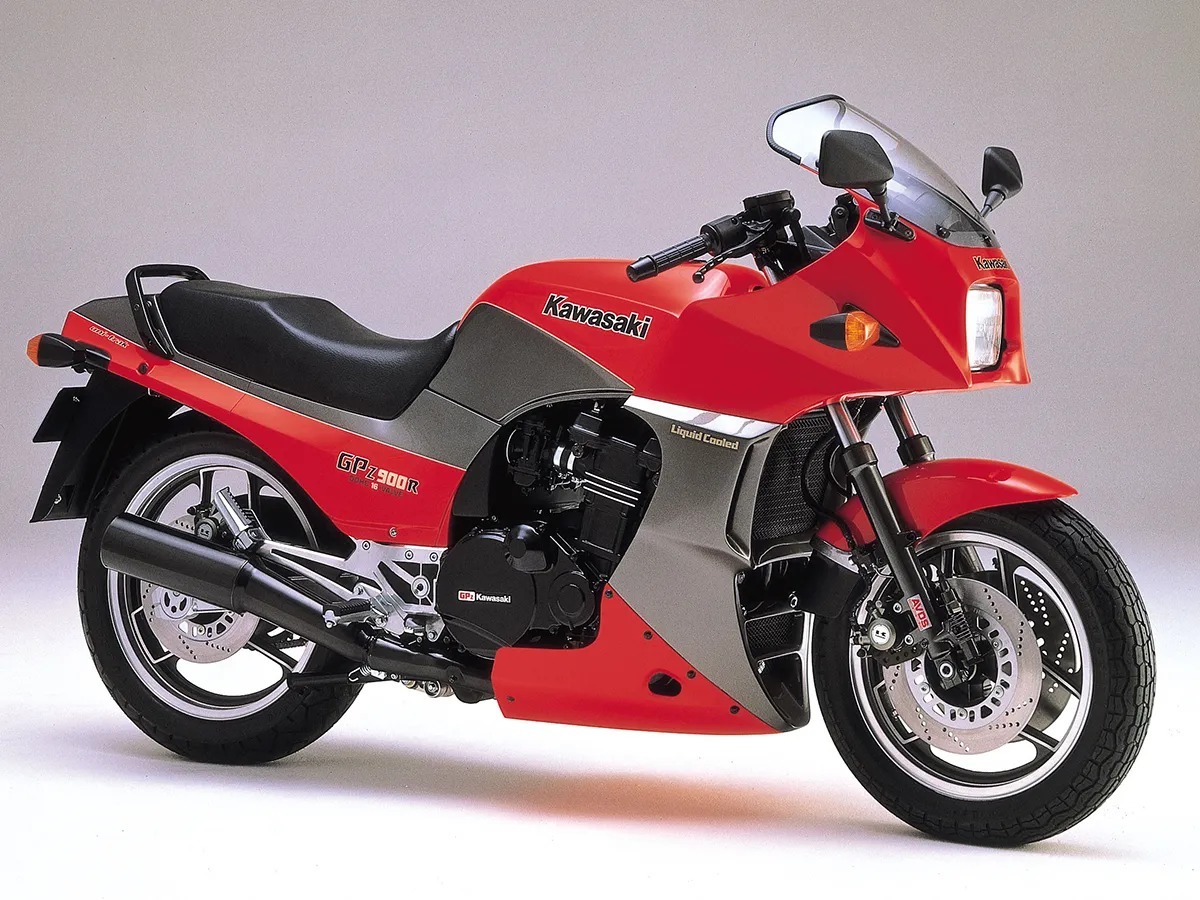 シリーズ唯一のフレームマウントカウルを持つ万能選手「ZRX1200S