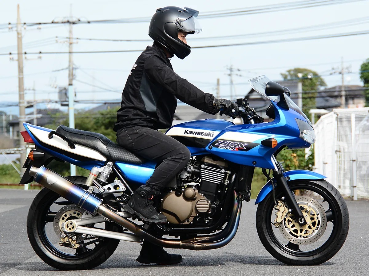 シリーズ唯一のフレームマウントカウルを持つ万能選手「ZRX1200S