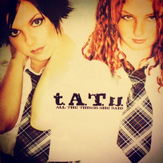 t.A.T.u.のアルバムジャケット。ユーリャ・ボルコワ(左)とリェーナ・カーチナ(リェーナのインスタグラム@lenakatinaより)