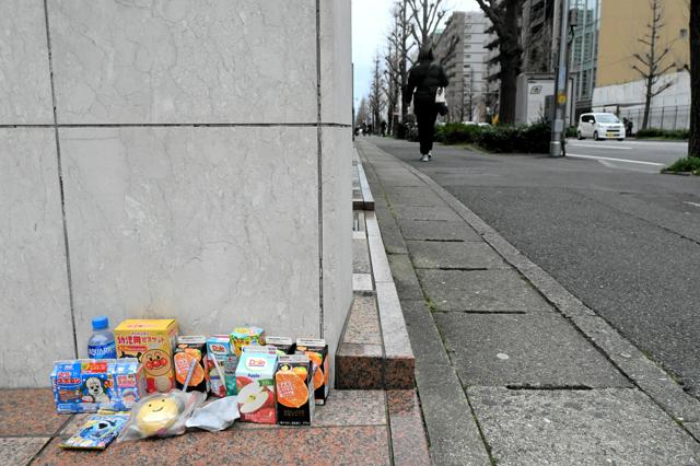 ホテル前に供えられたお菓子