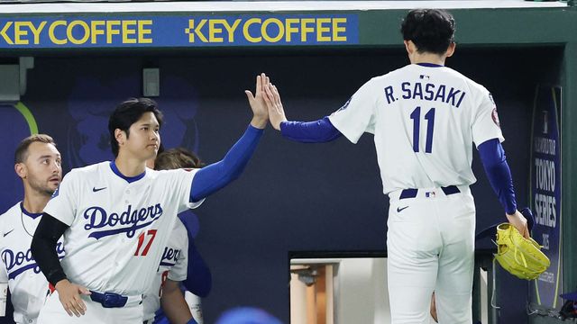 初回三者凡退に抑えた佐々木朗希 大谷翔平がベンチで真っ先に
