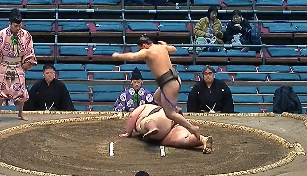 背後から奇襲すぎるだろ」“150キロ差”対決で衝撃決着 小兵の妙案 背後から奇襲すぎるだろ」“150キロ差”対決で衝撃決着 小兵の妙案