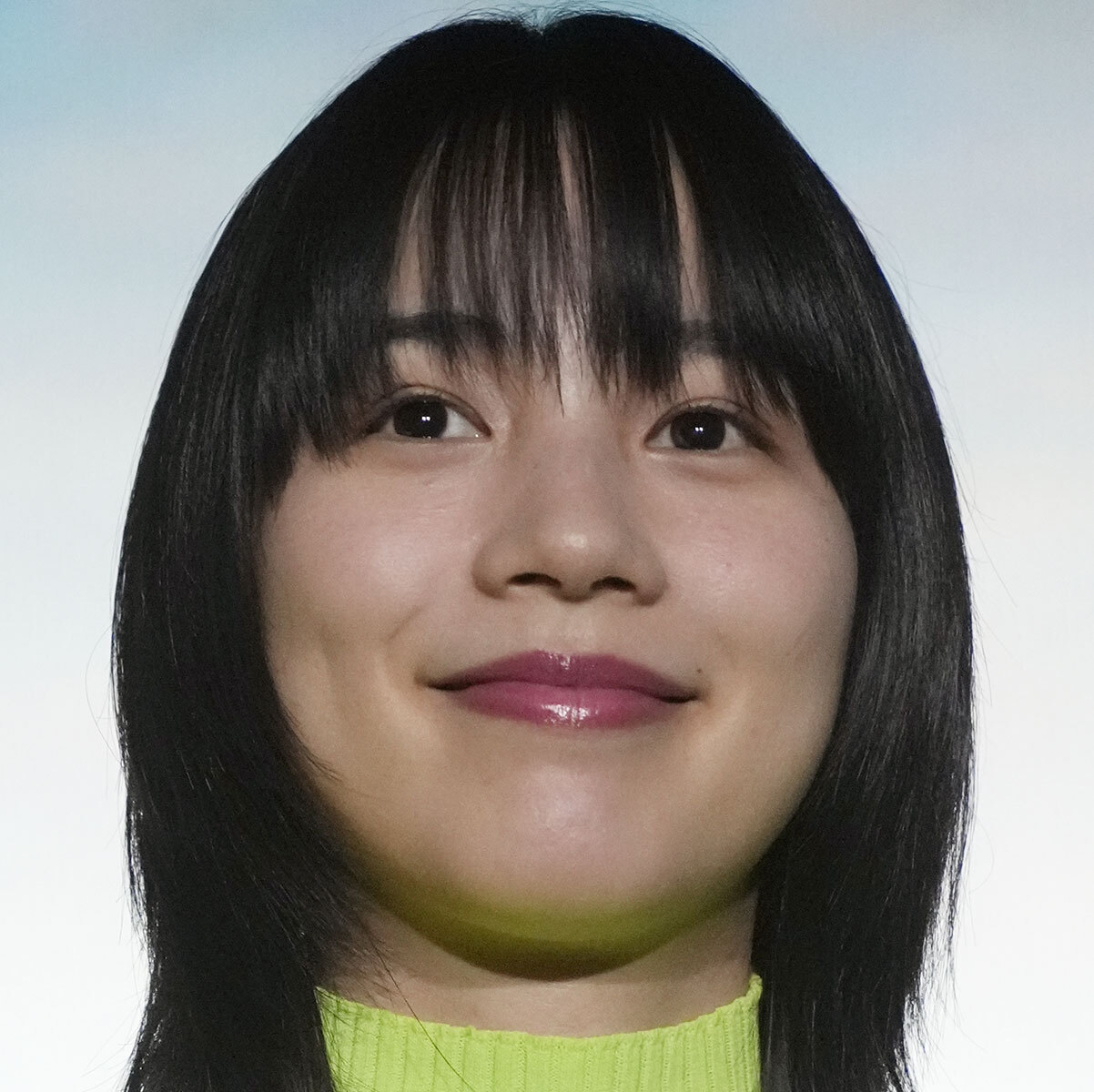 輝くように美しい」のん、二の腕＆美背中あらわな大人コーデに