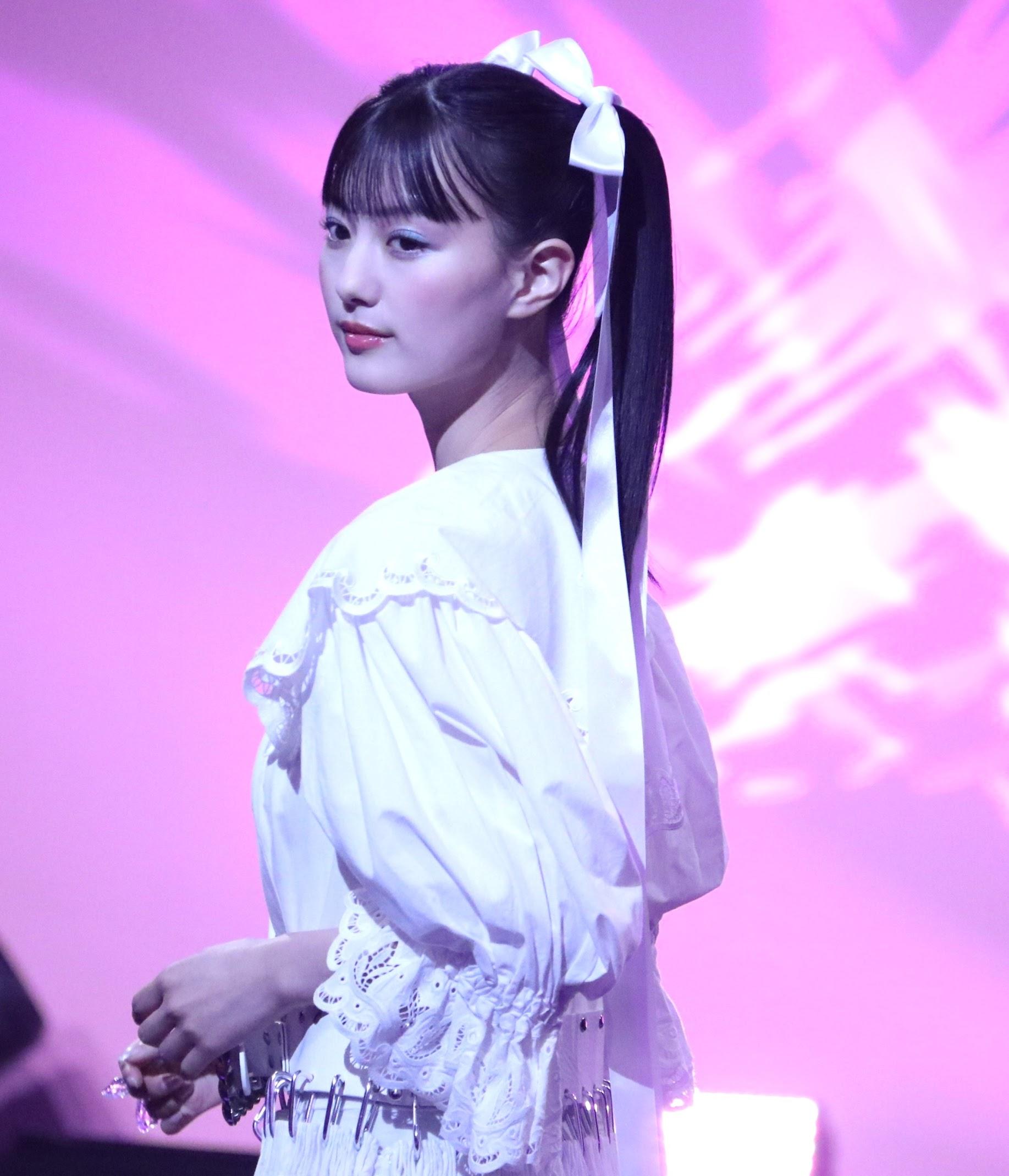 鶴嶋乃愛＞ミニ丈から美脚を披露 白いリボンでさらなる可愛さを