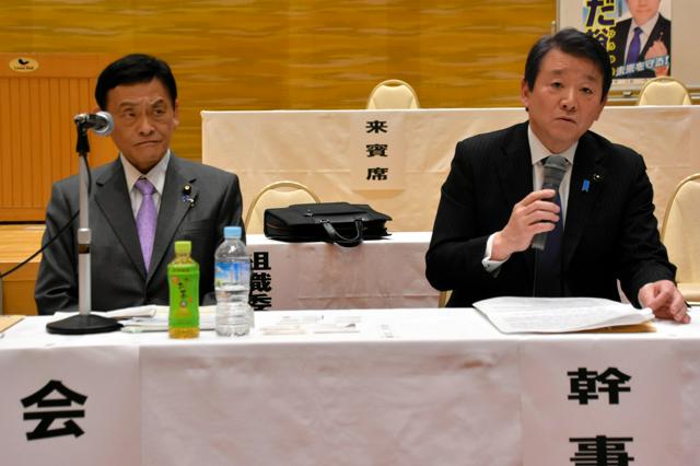 alt="記者会見する自民党兵庫県連の末松信介会長（左）と黒川治幹事長"