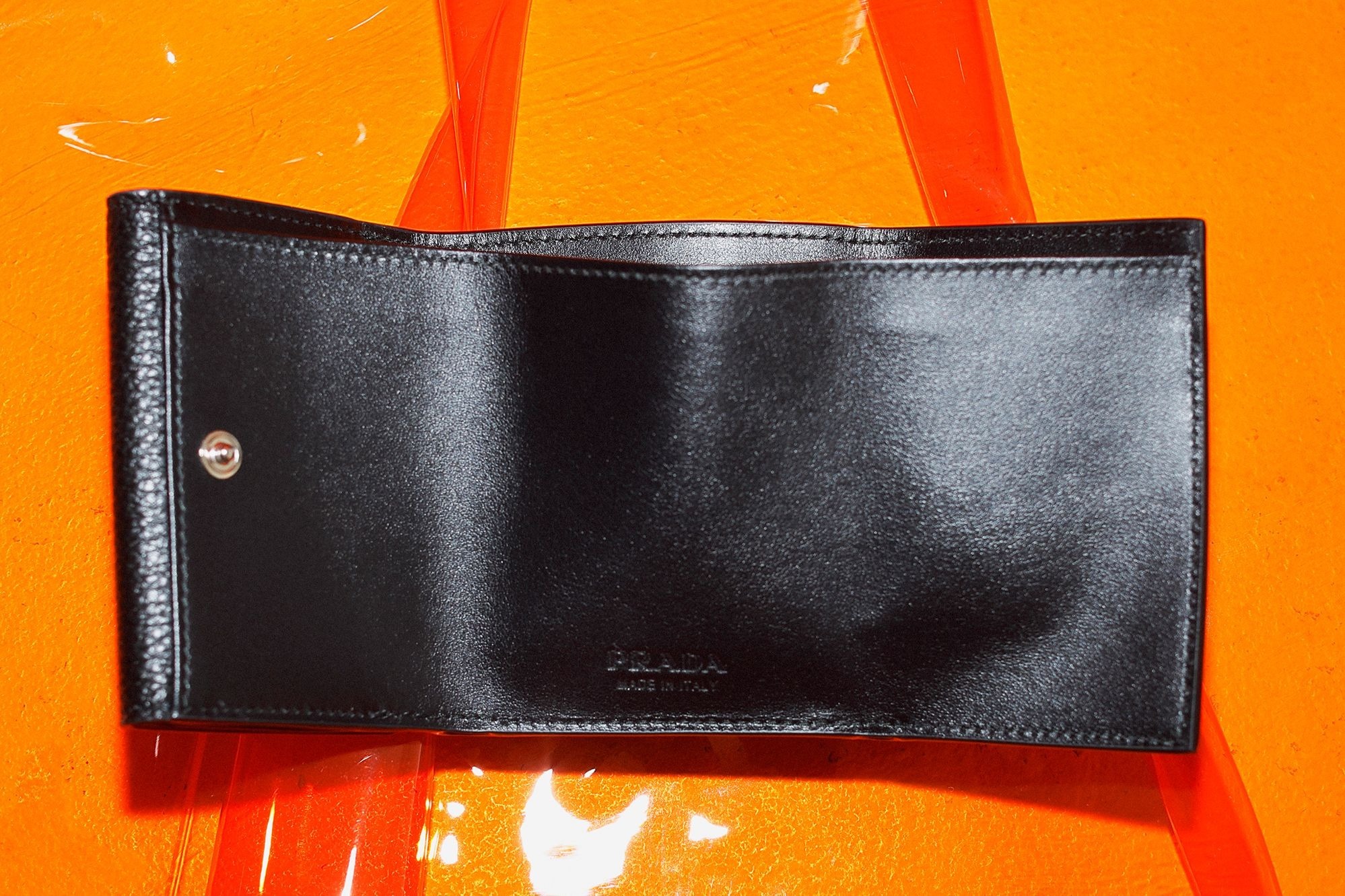 プラダの財布】定番の黒と限定のグレー。3月10日のスーパー