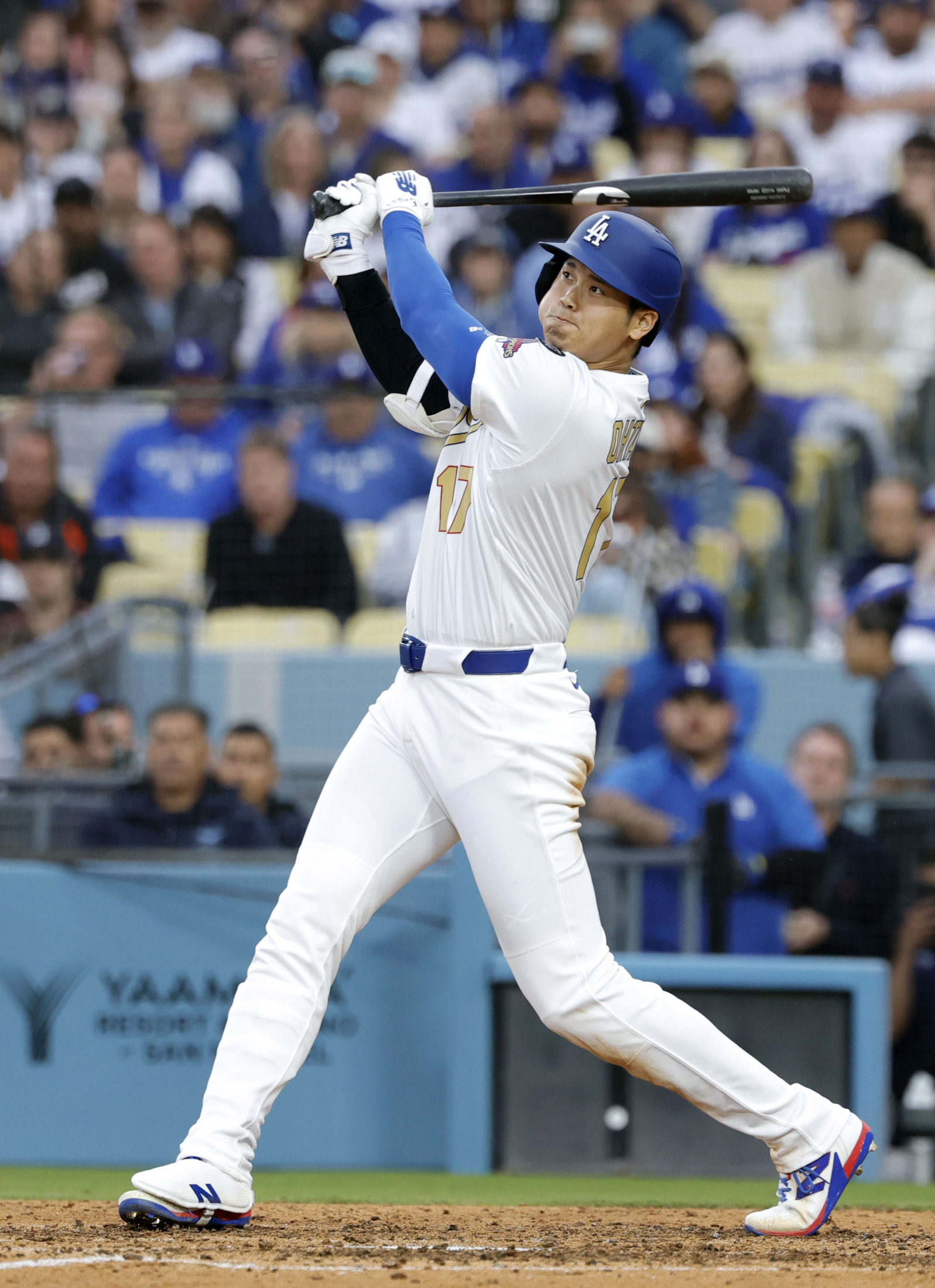 ドジャース奥さま会 本拠地開幕に個性光る装い 洗練カジュアルに