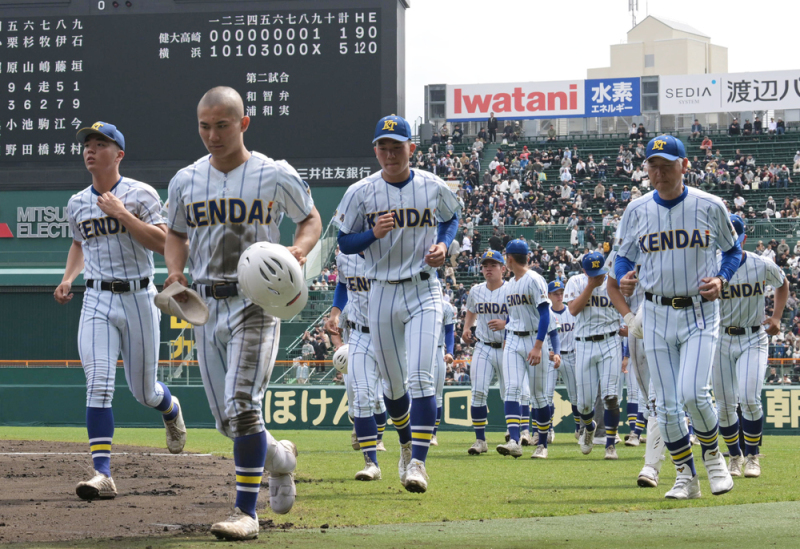 センバツ高校野球 健大高崎、意地の1点 粘り強さ、観衆沸く