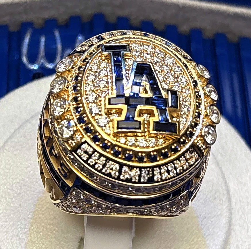 【2024年製 新品】 大谷翔平、初の優勝リングに笑顔 Wシリーズ制覇で贈呈セレモニー 記念グッズ