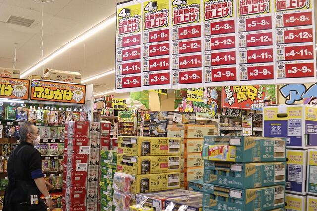 2025年4月からの値上げラッシュ!家計防衛のヒントをご紹介 スーパーに並ぶビール類。値上げを伝える紙が掲げられている