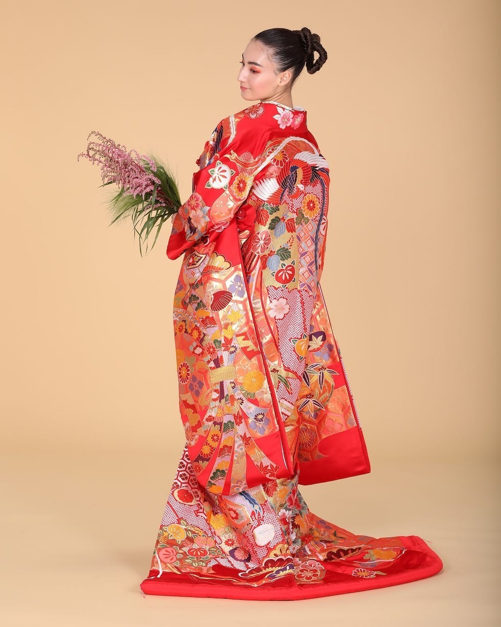 赤い花柄の色打掛　【ジャック】 色打掛・赤黒鳳凰｜白無垢・色打掛レンタルなら結婚式着物専門の