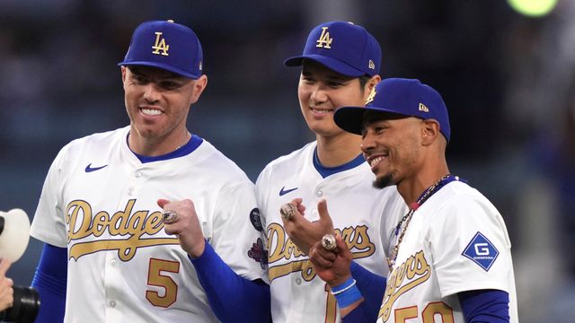ドジャースが本拠地でチャンピオンリング授与式 大谷が左手の ドジャースが本拠地でチャンピオンリング授与式 大谷が左手の