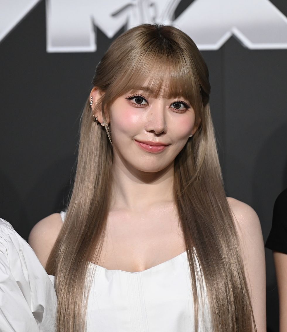 ミニスカートで可憐に。LE SSERAFIM サクラ（宮脇咲良）がお手本