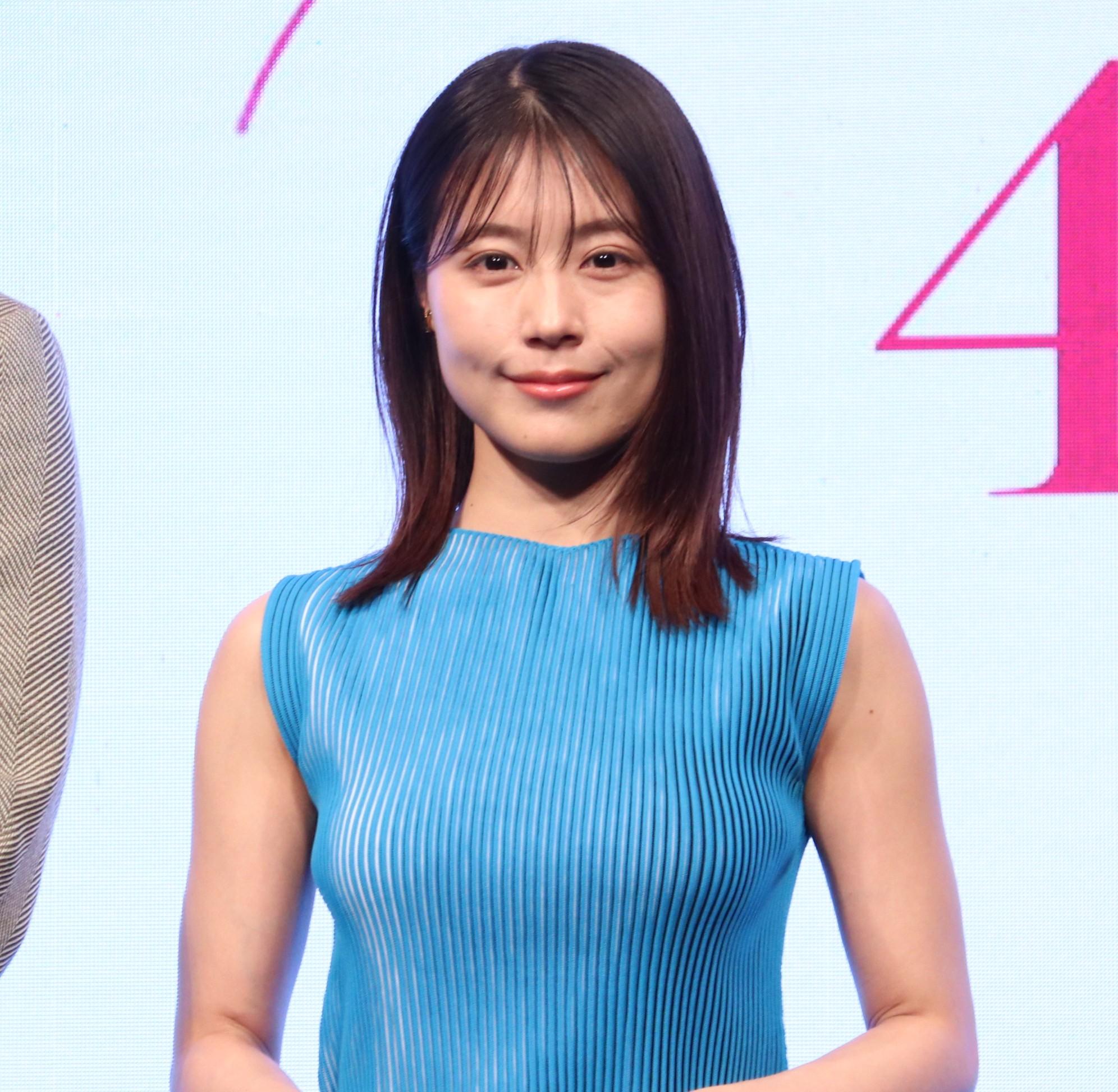 再入荷アイテム 有村架純＞ボディーライン際立つブルーのセットアップ 明るい タレント・お笑い芸人