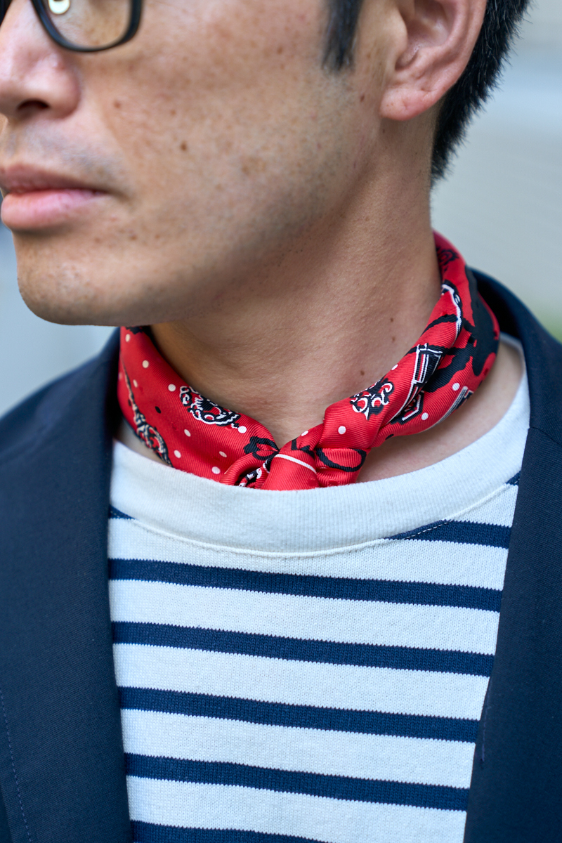 街角の洒落者に学ぶ「エルメス」のスカーフの合わせ方。大人