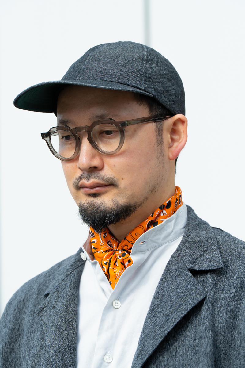 街角の洒落者に学ぶ「エルメス」のスカーフの合わせ方。大人
