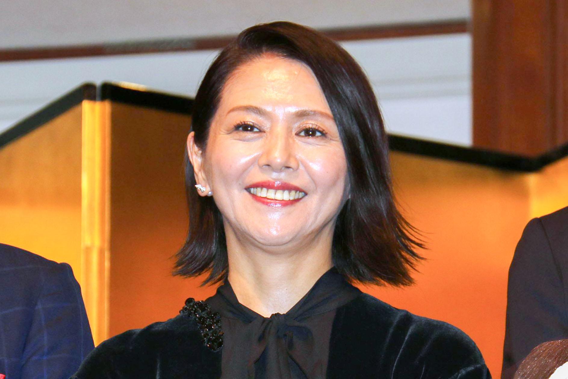 日本人気超絶の 小泉今日子＞ワイドデニムでリラックスコーデ クランクインの トップス