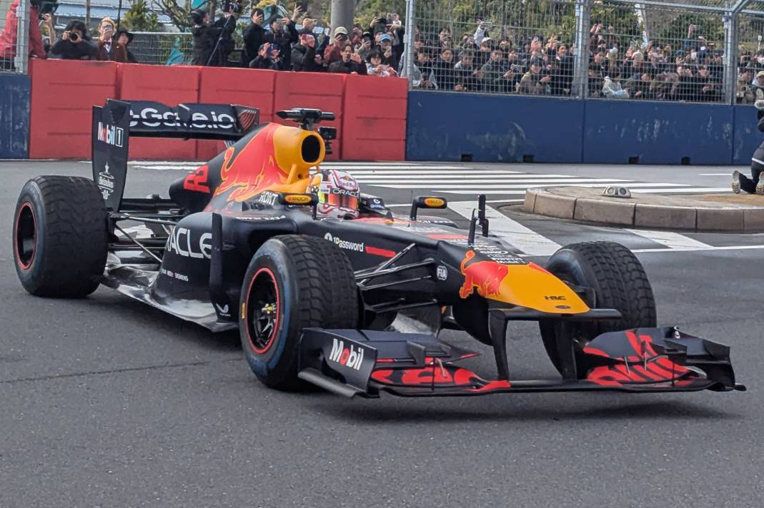 F1 日本GP 限定 角田 Red Bullチームポロ M - メルカリ