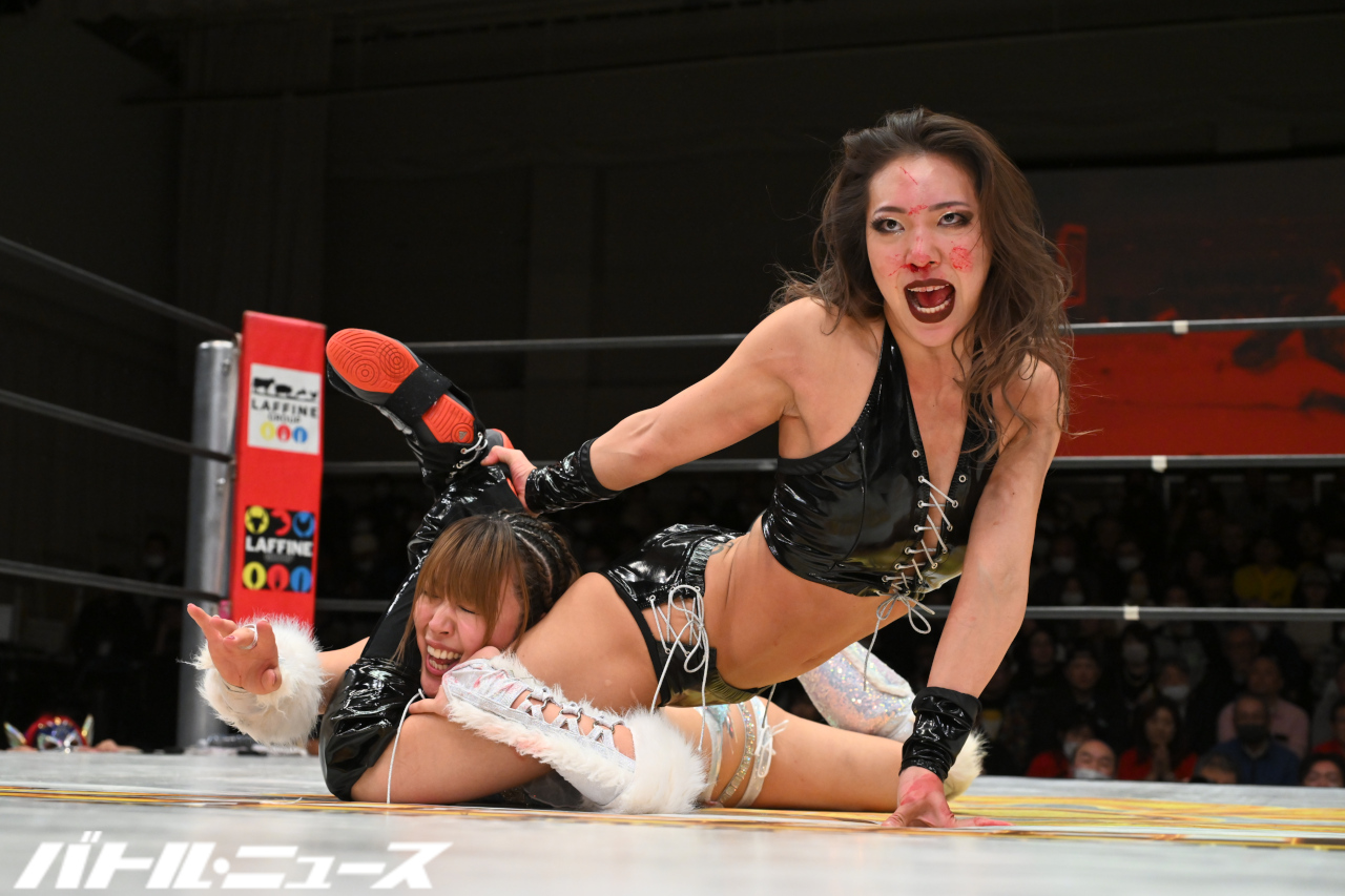 女王様 悪の美人女王様が顔面から大出血！気迫のファイトで王座に迫るも戴冠はならず（バトル・ニュース） - Yahoo!ニュース