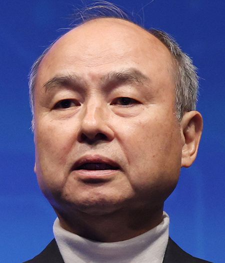 孫正義さんが所持していた世界に1つのネーム入りユニホームになります。 ソフトバンクの新ユニホームをお披露目する（左から）孫正…：孫