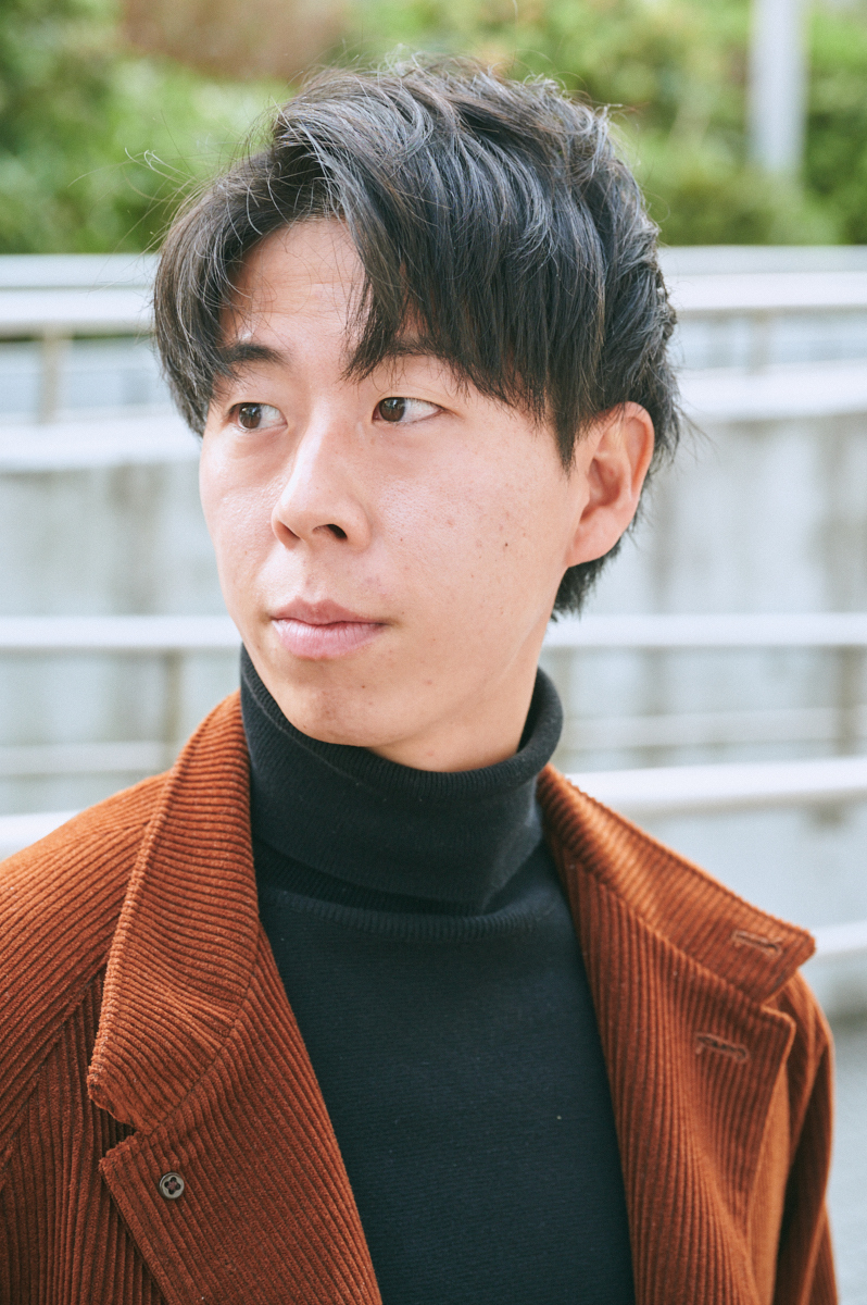 その黒スラックス、どこのやつ？」洒落た大人のリアルな愛用品を