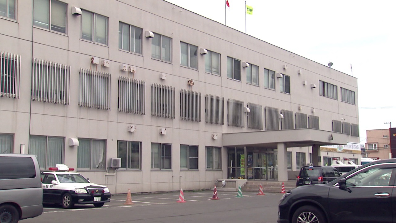 吐き気がして道端にしゃがみこんだ10代後半の女性に「大丈夫ですか？」40～50代くらいの男が”介抱”しながら女性の体に手を伸ばす…警察が男の行方を追う〈札幌市北区〉（北海道ニュースUHB） - Yahoo!ニュース